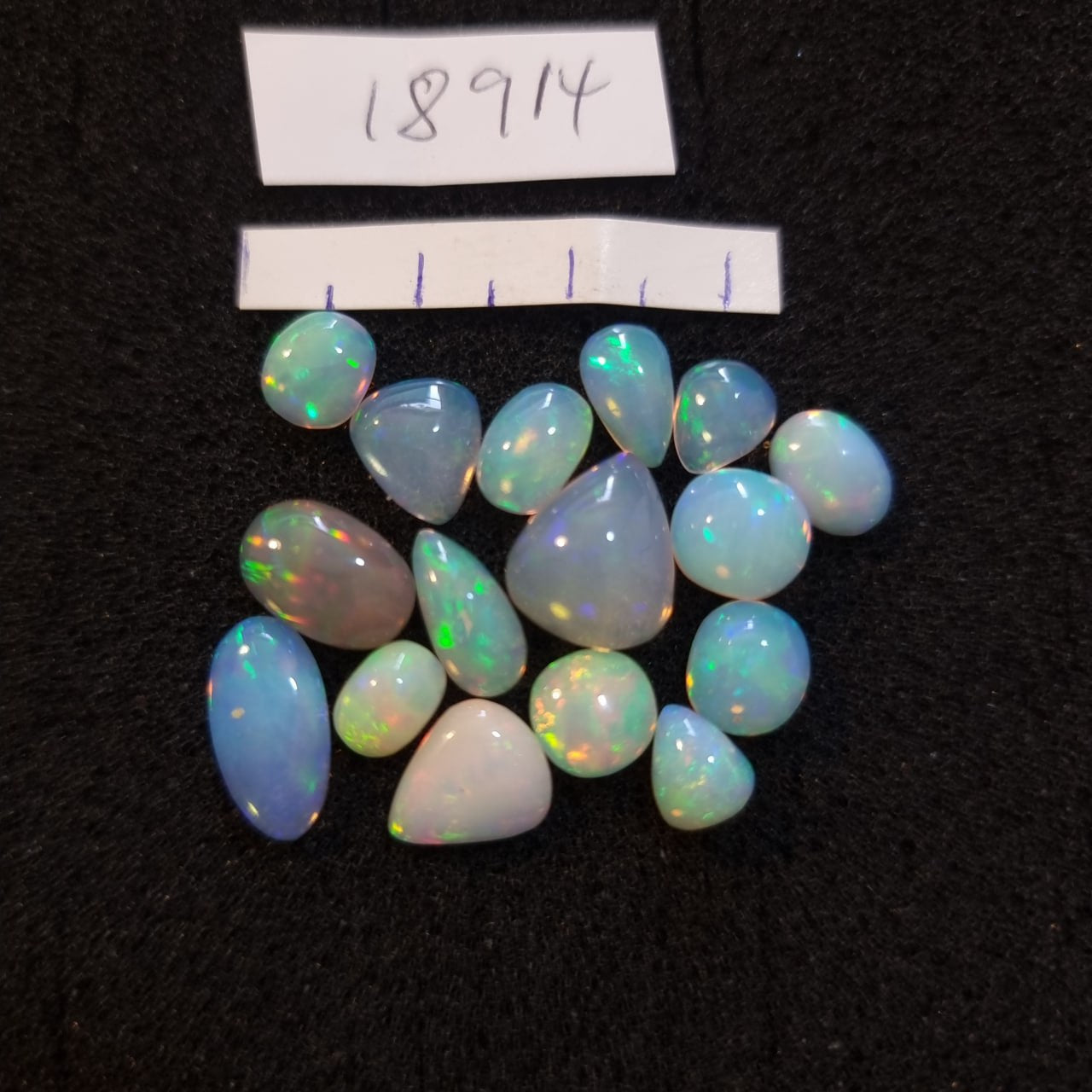 Micro-lot of 16 stones Mixed Opal Ethiopian Welo, 20.2 ct oval polished, natural