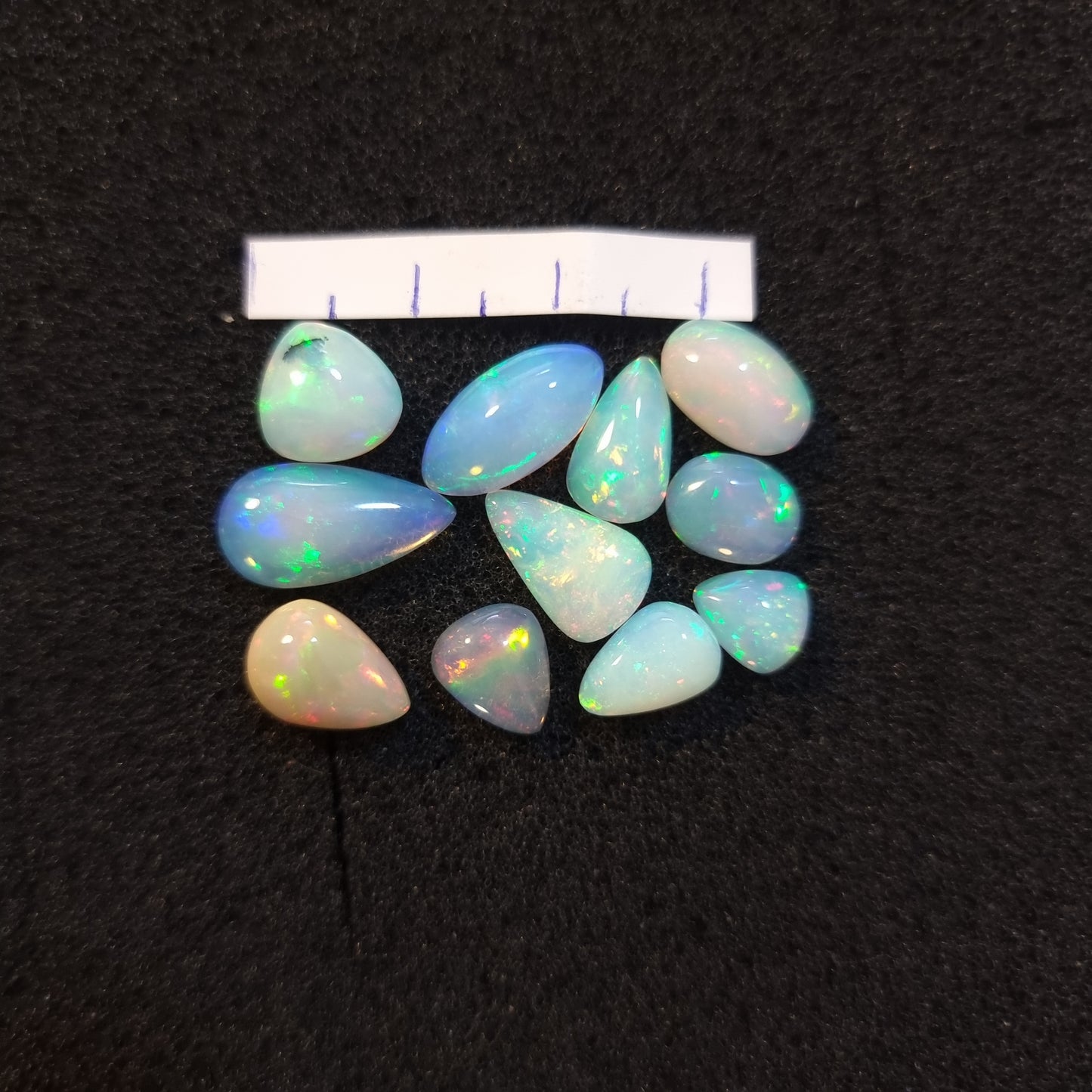 Micro-lot of 11 stones Mixed Opal Ethiopian Welo, 25.4 ct oval polished, natural