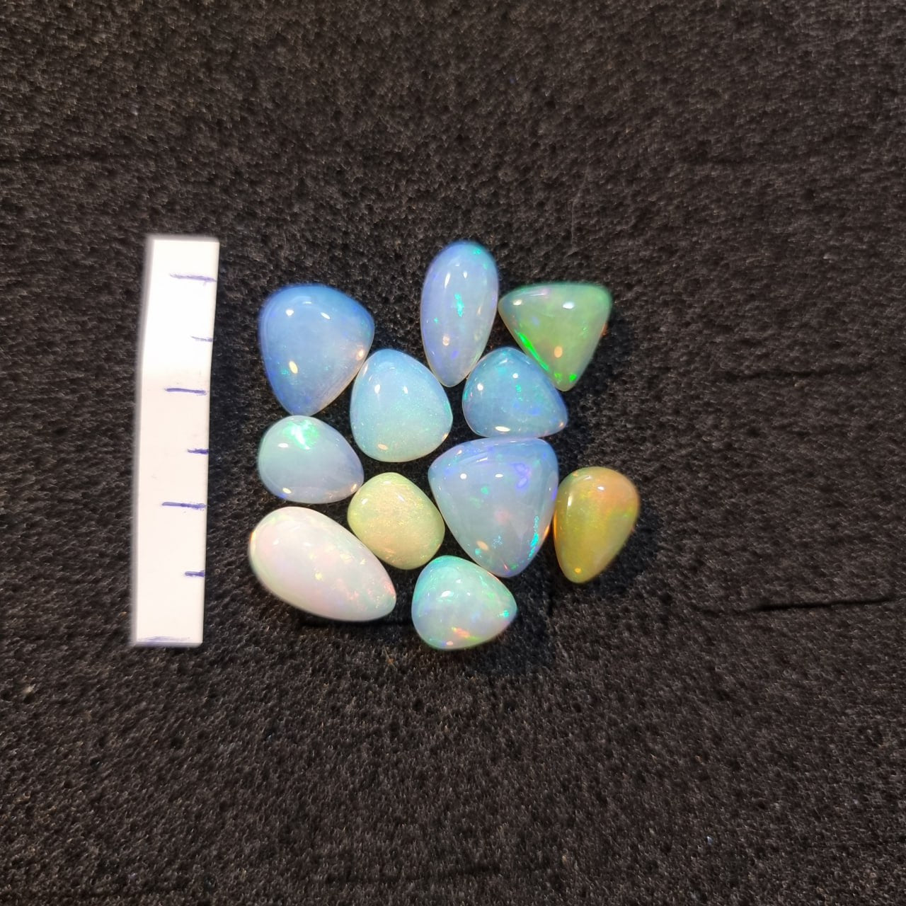 Micro-lot of 11 stones Mixed Opal Ethiopian Welo, 21 ct oval polished, natural