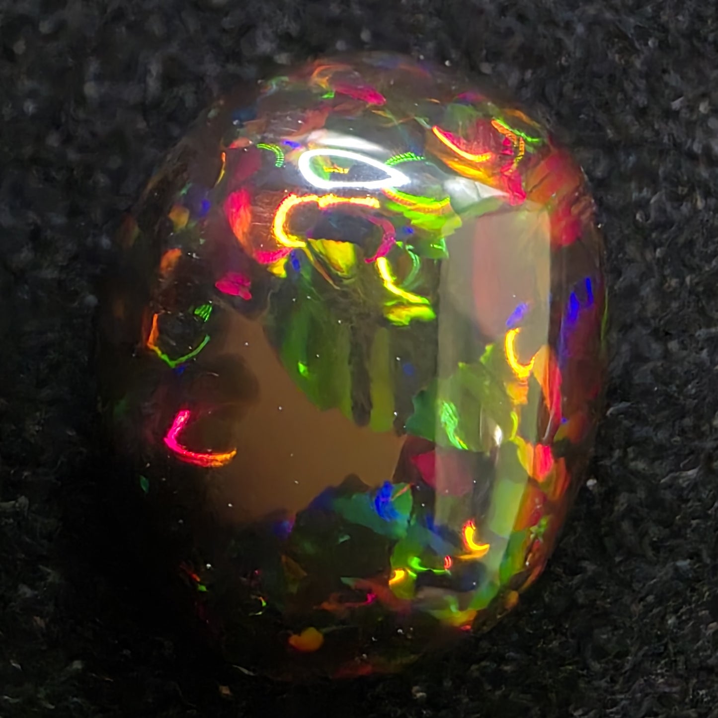 Black Opal special Ethiopian Welo, 4.6 ct oval polished, natural, intense Play-of-Colour