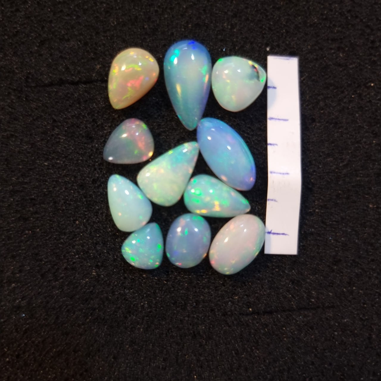 Micro-lot of 11 stones Mixed Opal Ethiopian Welo, 25.4 ct oval polished, natural