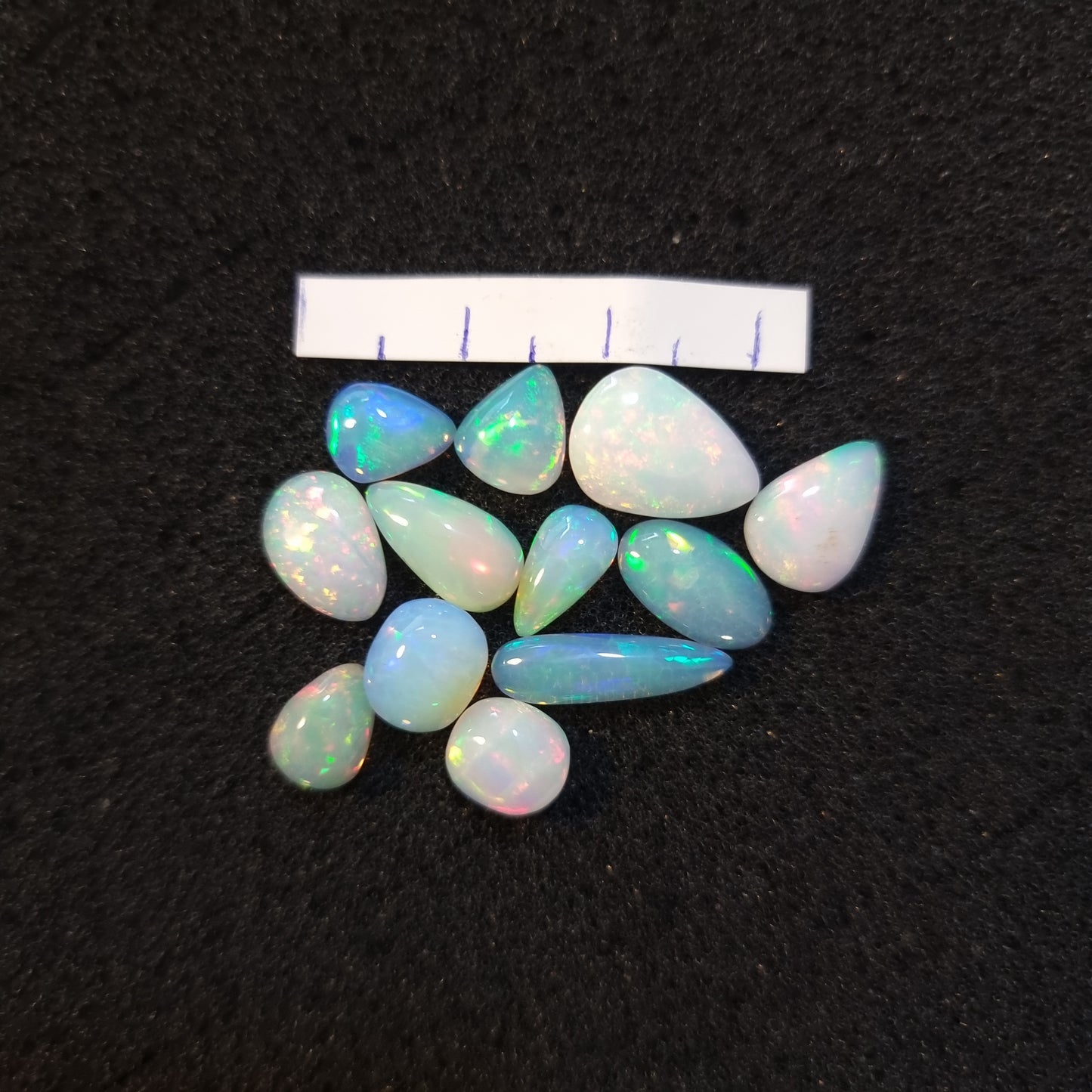 Micro-lot of 12 stones Mixed Opal Ethiopian Welo, 15.4 ct oval polished, natural
