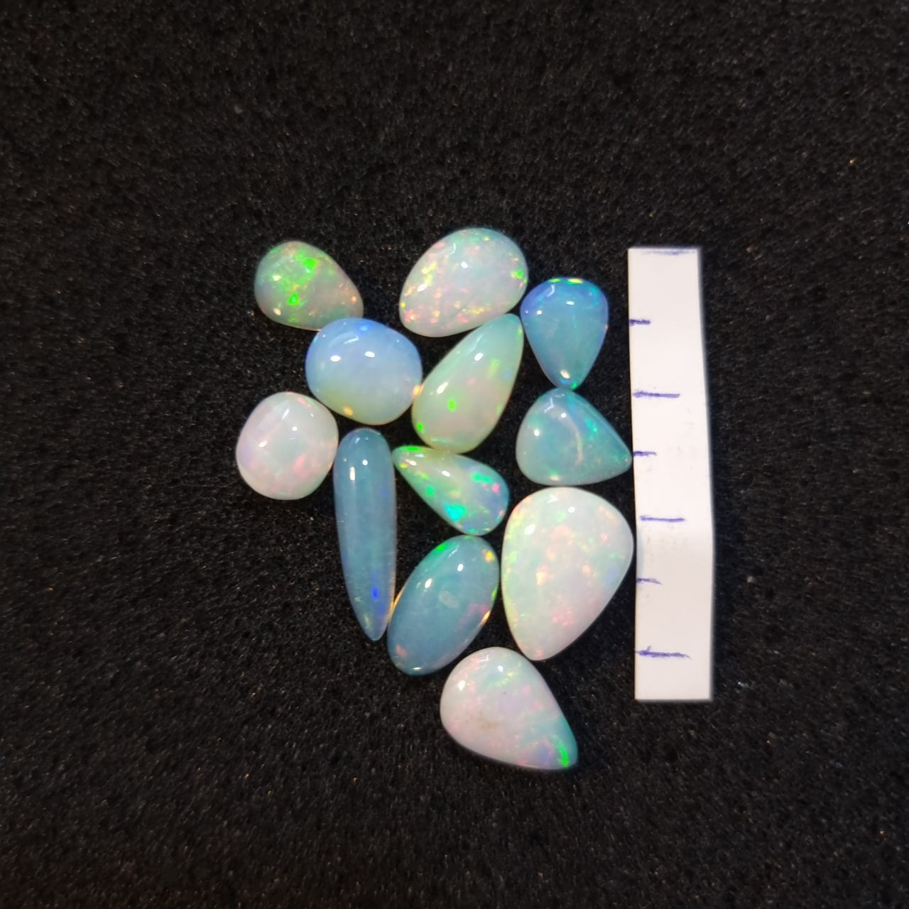 Micro-lot of 12 stones Mixed Opal Ethiopian Welo, 15.4 ct oval polished, natural
