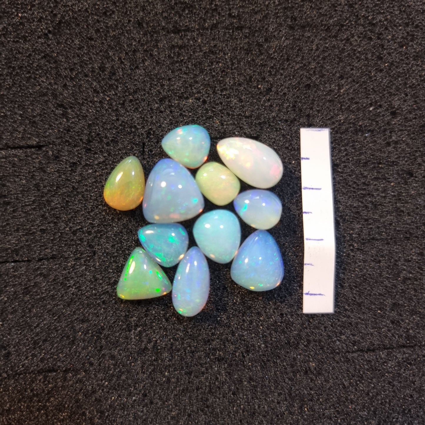 Micro-lot of 11 stones Mixed Opal Ethiopian Welo, 21 ct oval polished, natural