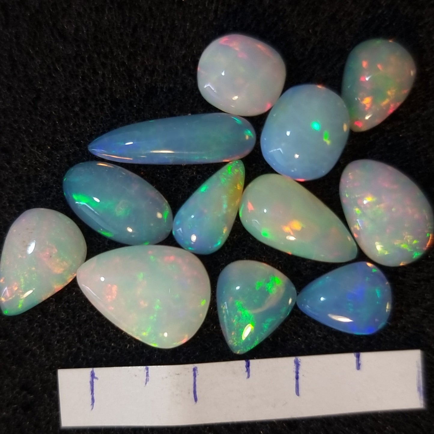 Micro-lot of 12 stones Mixed Opal Ethiopian Welo, 15.4 ct oval polished, natural