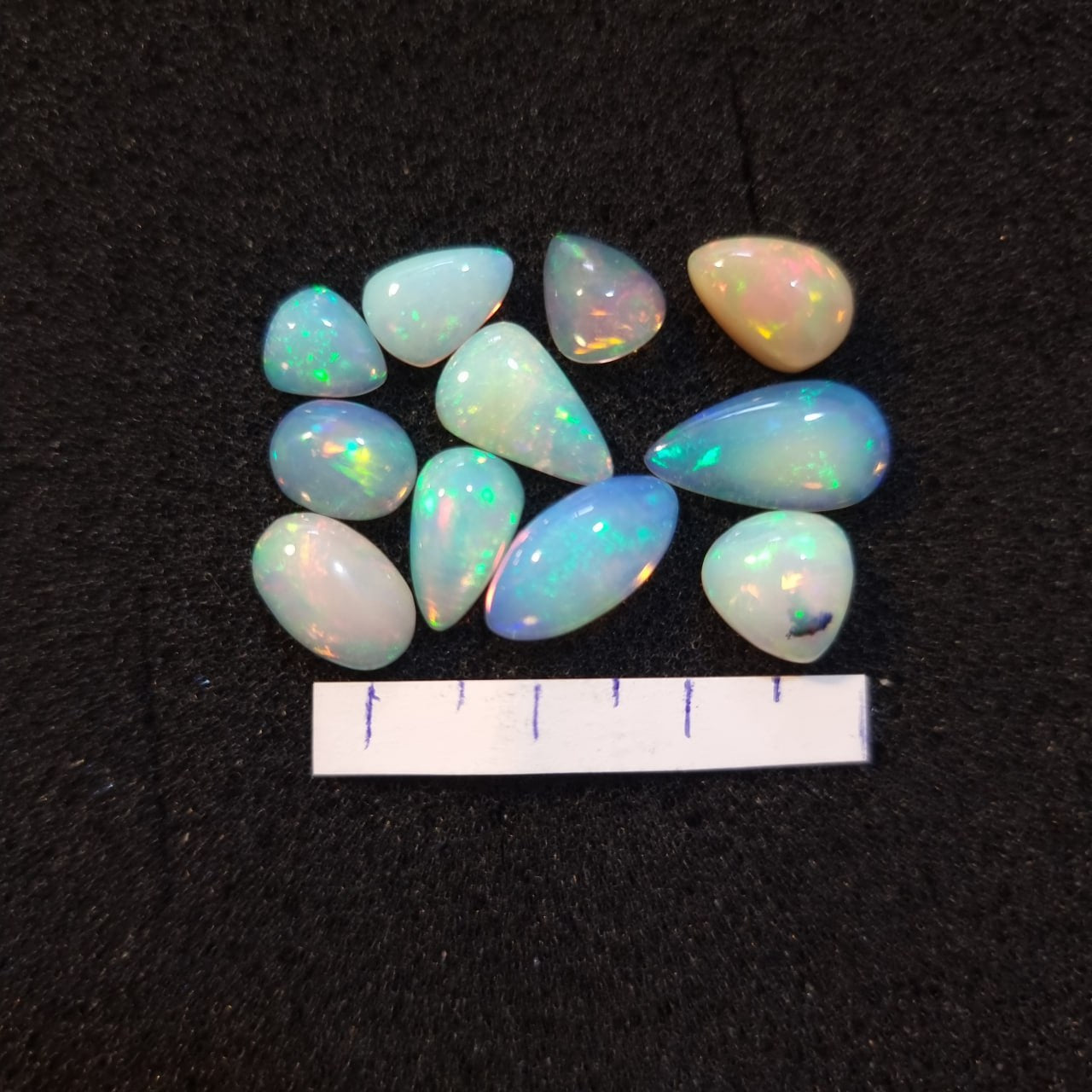 Micro-lot of 11 stones Mixed Opal Ethiopian Welo, 25.4 ct oval polished, natural