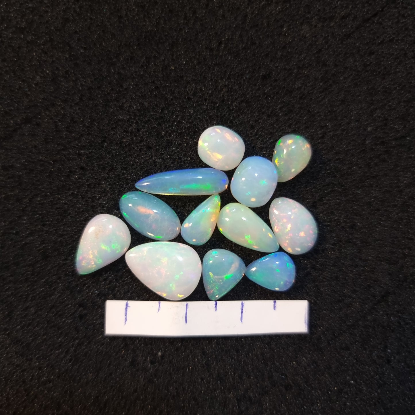 Micro-lot of 12 stones Mixed Opal Ethiopian Welo, 15.4 ct oval polished, natural