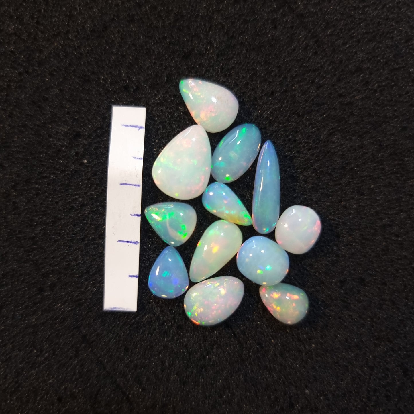 Micro-lot of 12 stones Mixed Opal Ethiopian Welo, 15.4 ct oval polished, natural