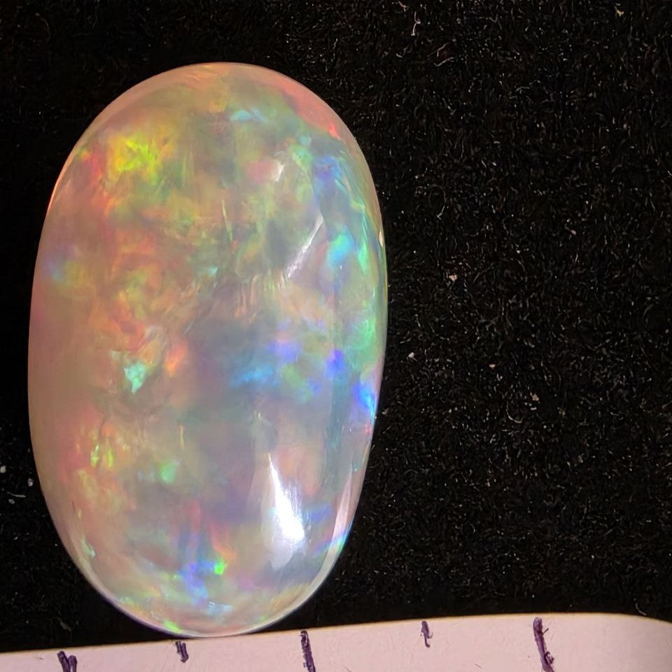 Perfect! White Opal outstanding Ethiopian Welo, 17 ct oval polished, natural, intense Play-of-Colour