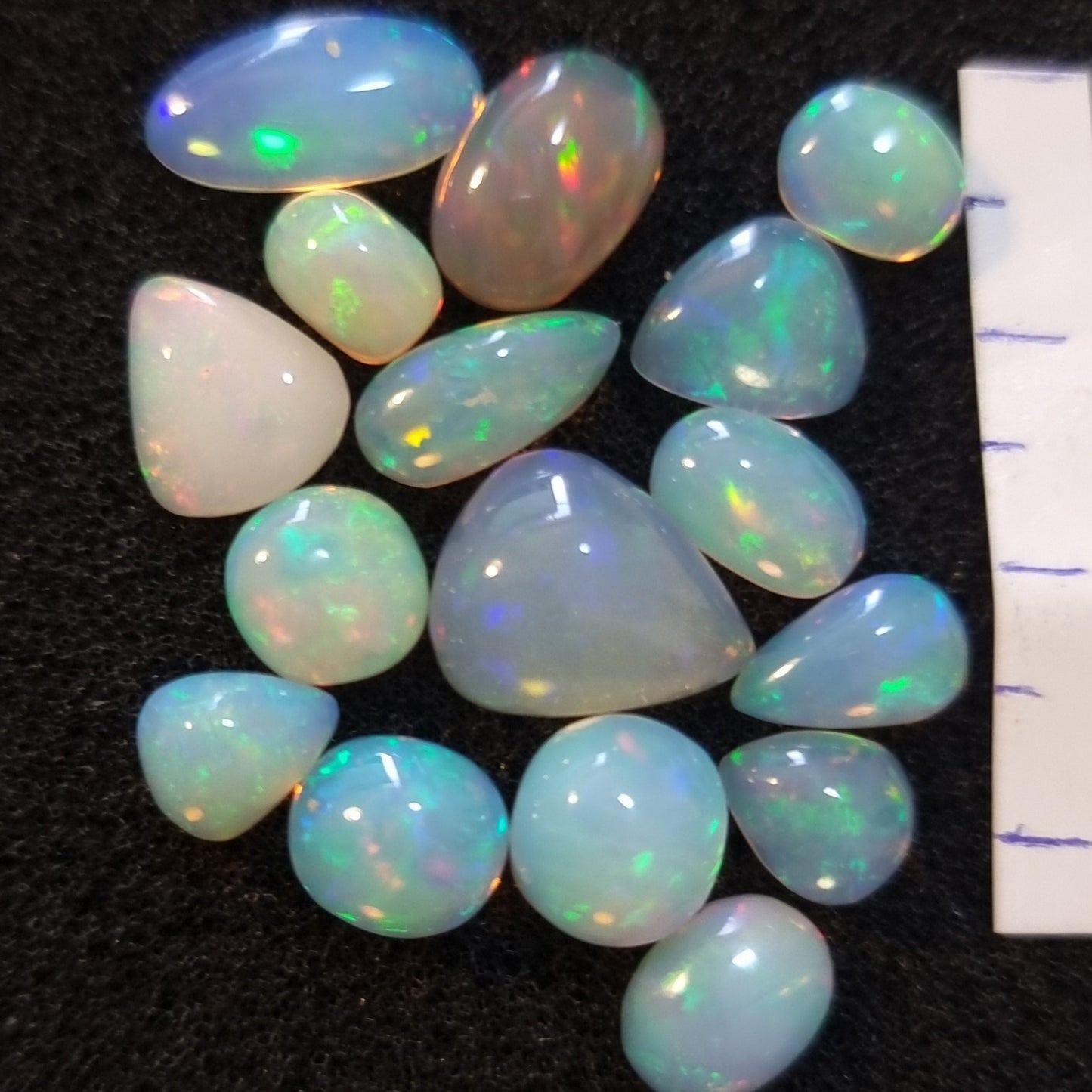 Micro-lot of 16 stones Mixed Opal Ethiopian Welo, 20.2 ct oval polished, natural