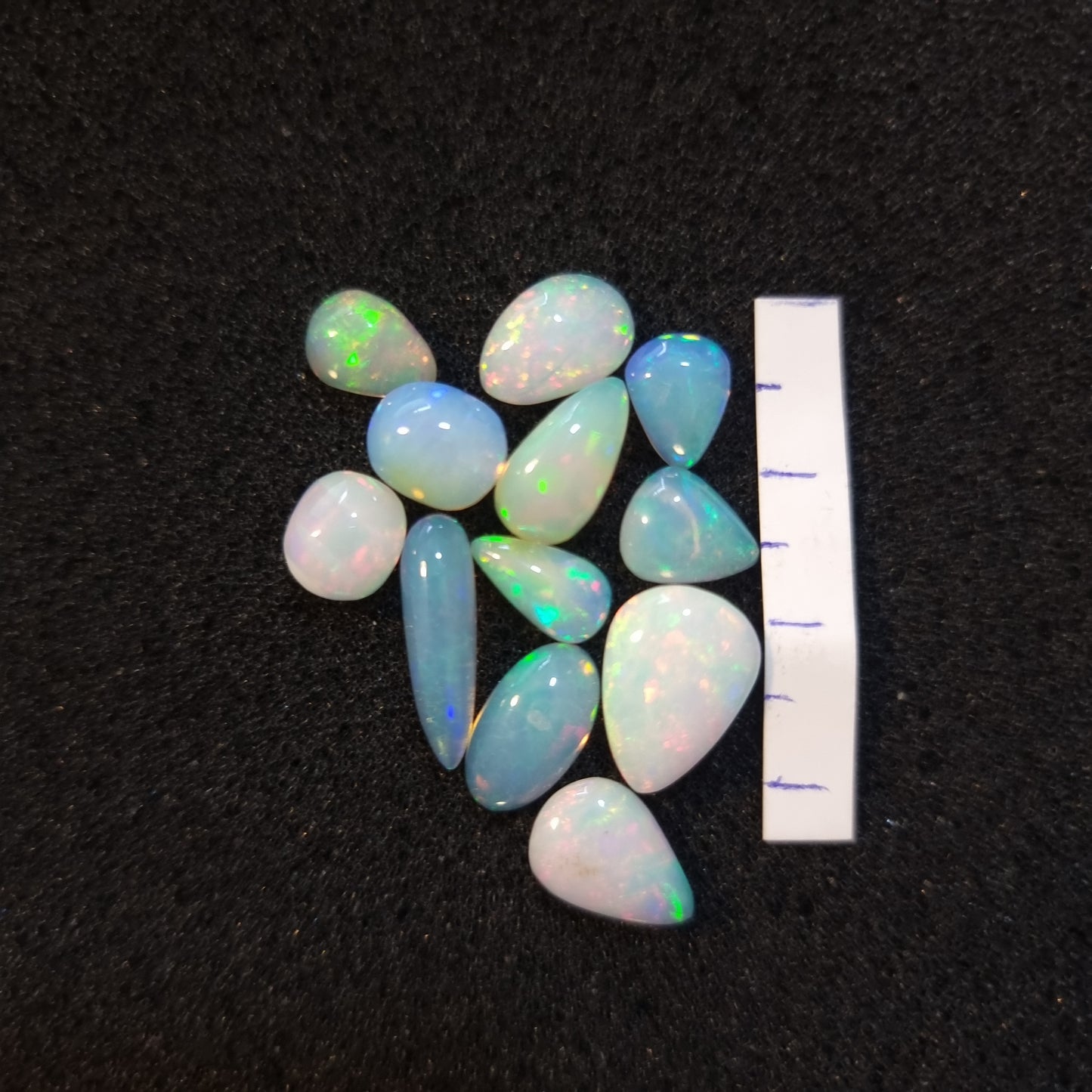 Micro-lot of 12 stones Mixed Opal Ethiopian Welo, 15.4 ct oval polished, natural