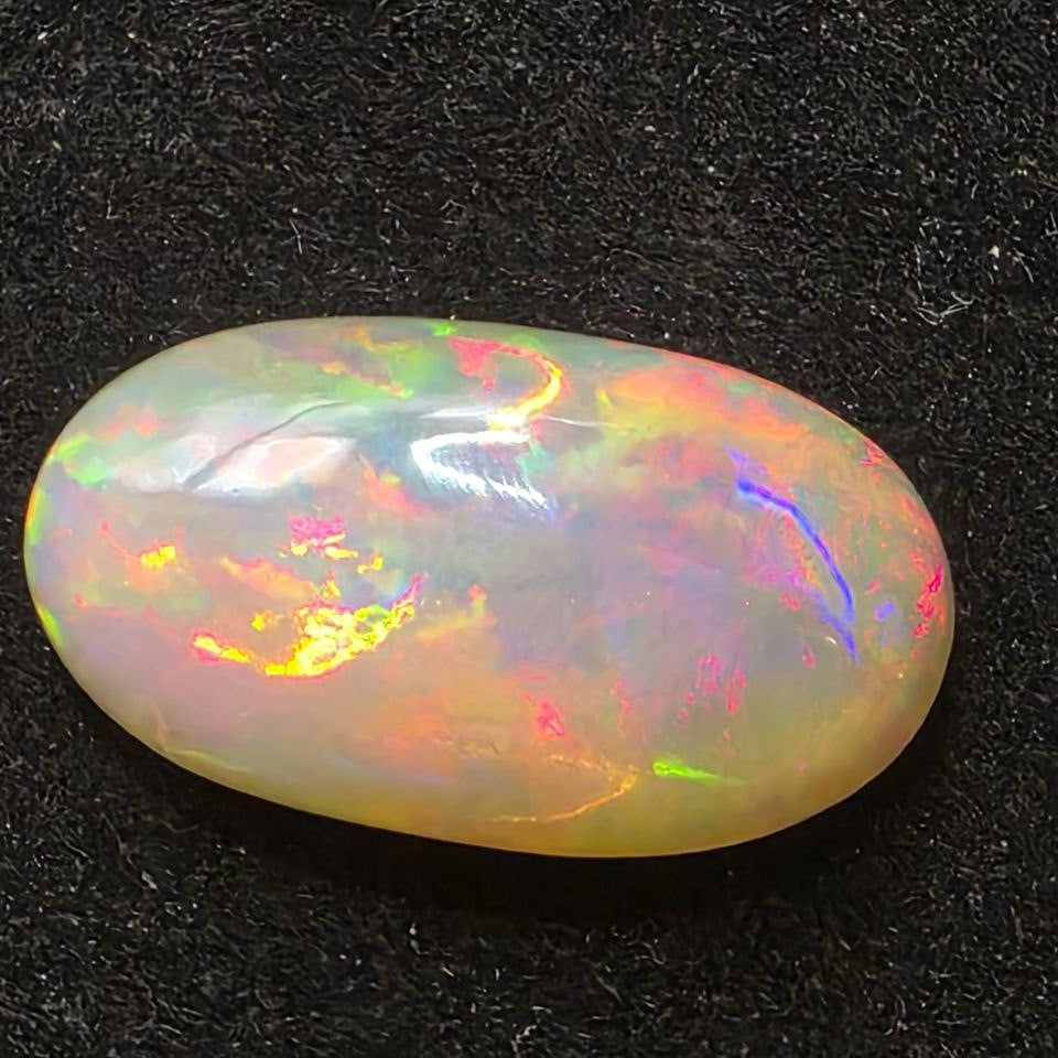 White Opal special Ethiopian Welo, 20.85 ct oval polished, natural