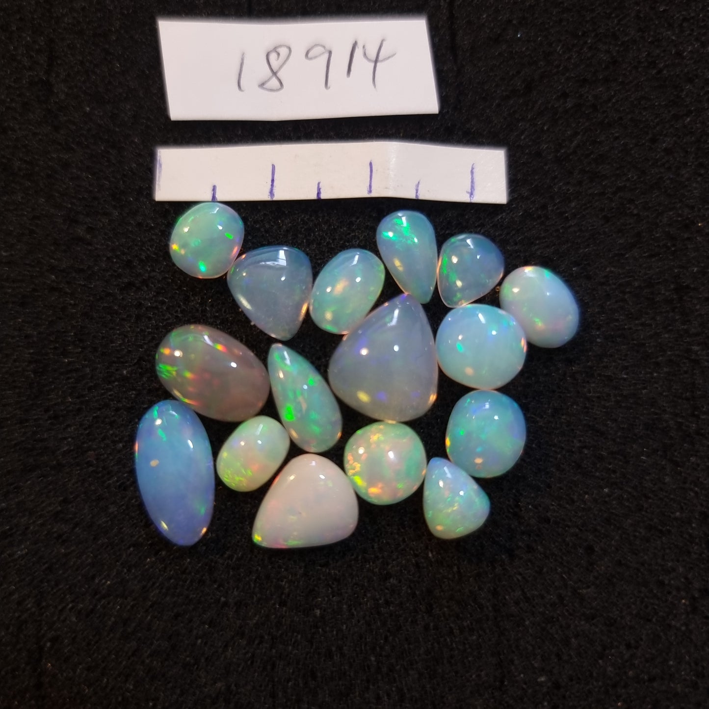 Micro-lot of 16 stones Mixed Opal Ethiopian Welo, 20.2 ct oval polished, natural