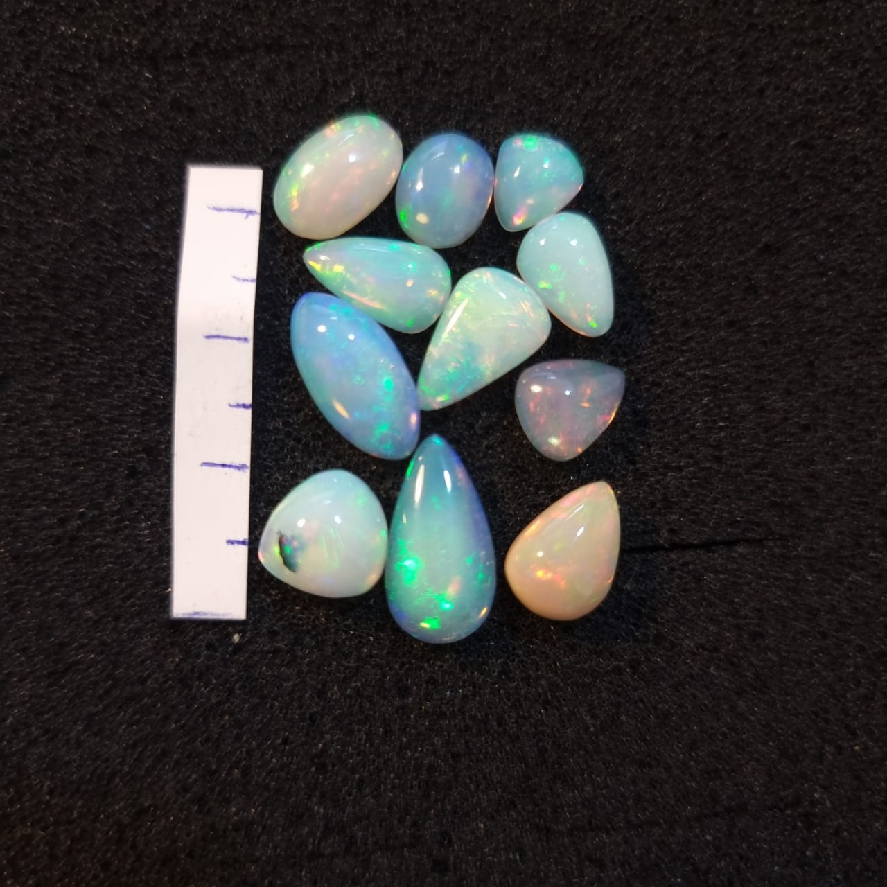 Micro-lot of 11 stones Mixed Opal Ethiopian Welo, 25.4 ct oval polished, natural